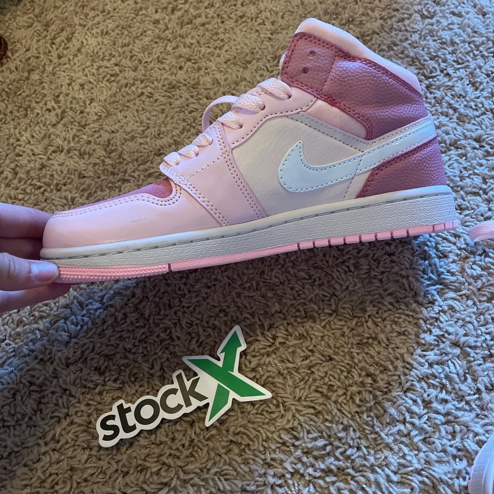 BRAND NEW NEVER WORN digital pink air jordan 1 mids